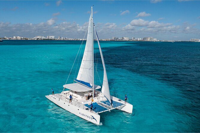 Catamaran Tour to Isla Mujeres Open bar and Lunch - Starting Point: Marina Sailaway