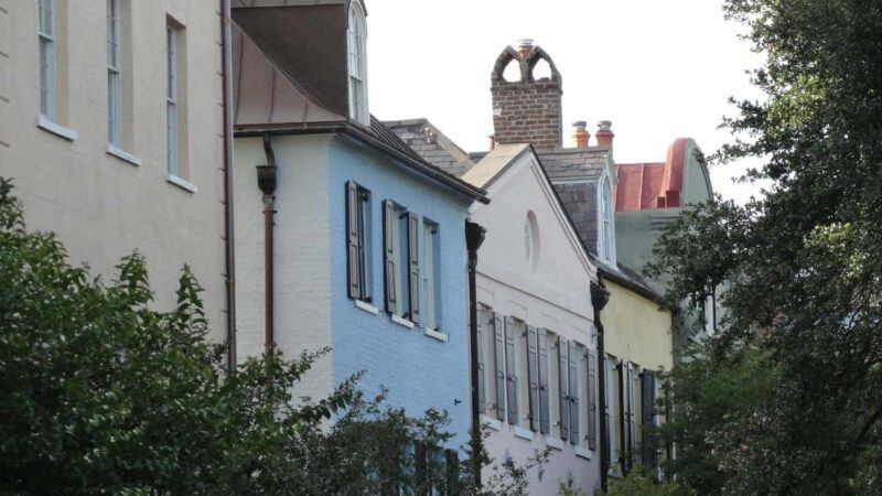 Charleston: Historic Walking Tour with a Local Guide - Key Points