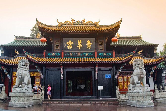 Chengdu City Tour of Qingyang Palace, Wuhou Temple and Jinli Street - Jinli Street: A Lively Hub of Local Life and Snacks
