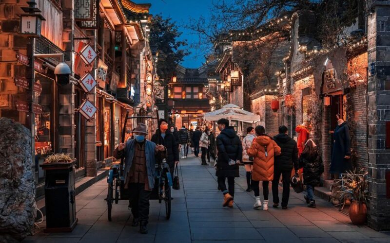 Chengdu: Illuminated Night Tour with Sichuan Opera or Hotpot - Key Points