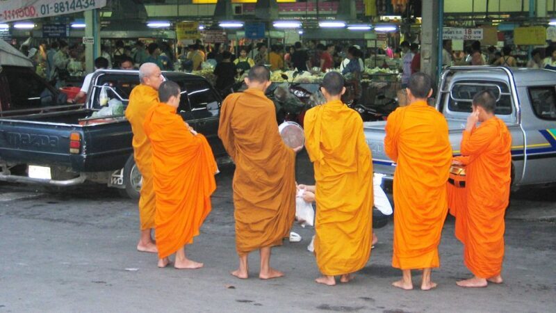 Chiang Mai: Guided Historical City Tour by Bike with Lunch - Who Should Consider This Tour?
