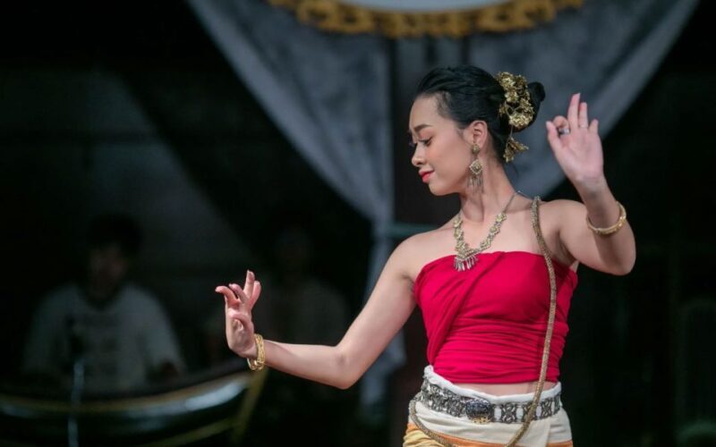 Chiang Mai: Khantoke Dinner with Traditional Performance - Who Should Consider This Tour?
