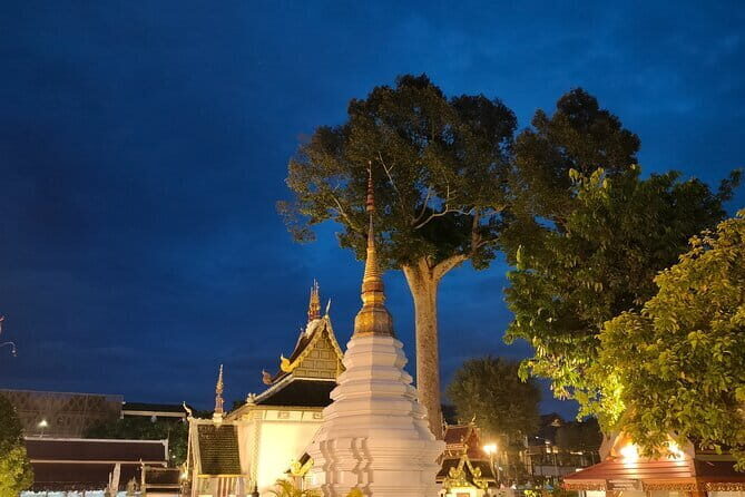 Chiang Mai Old City & Temples 3 hour Twilight Walking Tour - The Itinerary in Detail