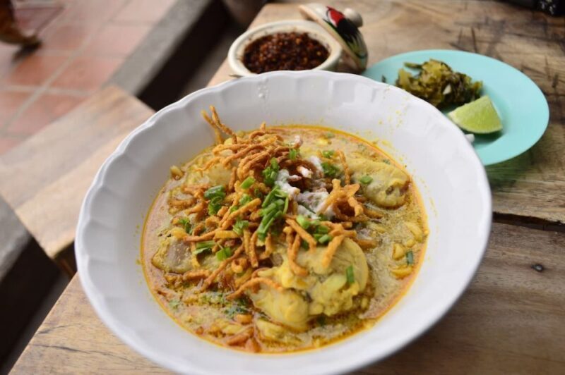 Chiang Mai Street Food Adventure with Locals - Walking Through Wua Lai Street: A Market of Crafts and Culture