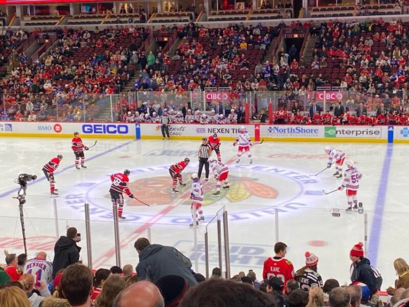 Chicago: Chicago Blackhawks NHL Game Ticket at United Center - The Atmosphere and Experience