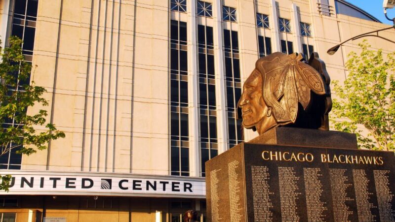 Chicago: Chicago Blackhawks NHL Game Ticket at United Center - Navigating the Venue