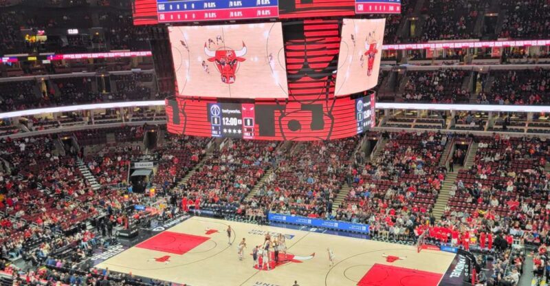 Chicago: Chicago Bulls Basketball Game Ticket - The Crowd and Atmosphere