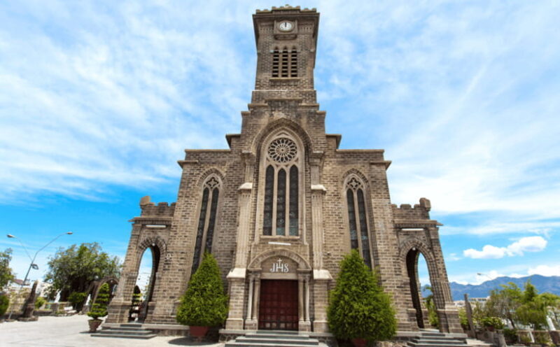 CITY TOUR PRIVATE CAR RENTAL FOR SIGHTSEEING IN NHA TRANG - Transportation and Comfort