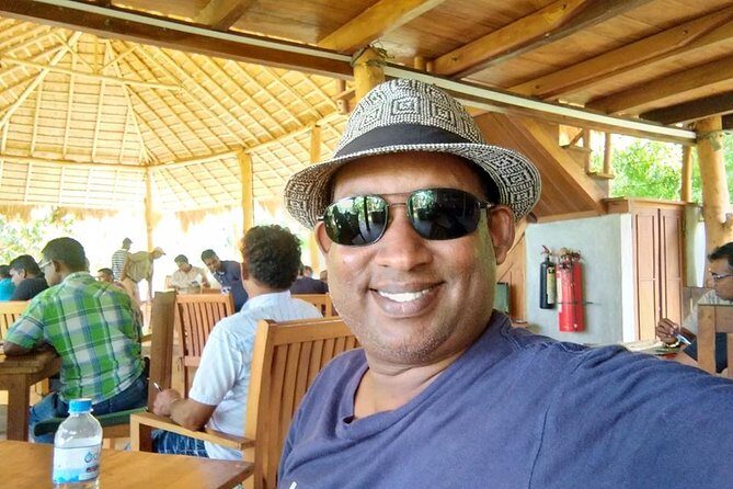 Colombo Walking Tour with Ajeet De Soyza - Experiencing Local Life: Pettah Markets and Gangaramaya Temple