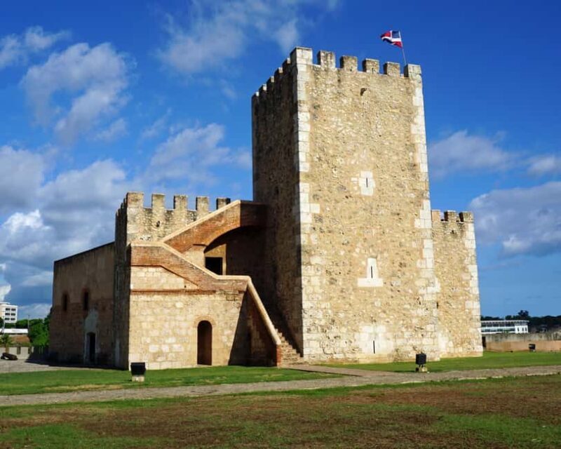 Colonial Zone: Historical Tour with a visit to the Columbus Lighthouse and Tres Ojos Park - Exploring the Colonial Zone: The Heart of Santo Domingo