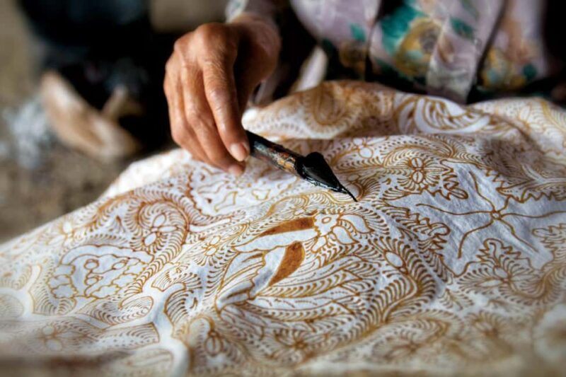 Cultural Malaysia: Batu Caves, Batik and Pewter Luxury Tour - Exploring Pewter Craftsmanship at Royal Selangor