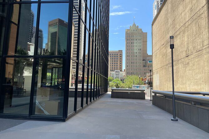 Dallas in Wonderland: A Self-Guided Walking Tour of Dallas - An Overview of the Experience