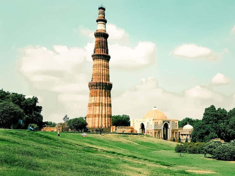 Delhi: Private Half-Day City Tour by Car with Water - Key Points