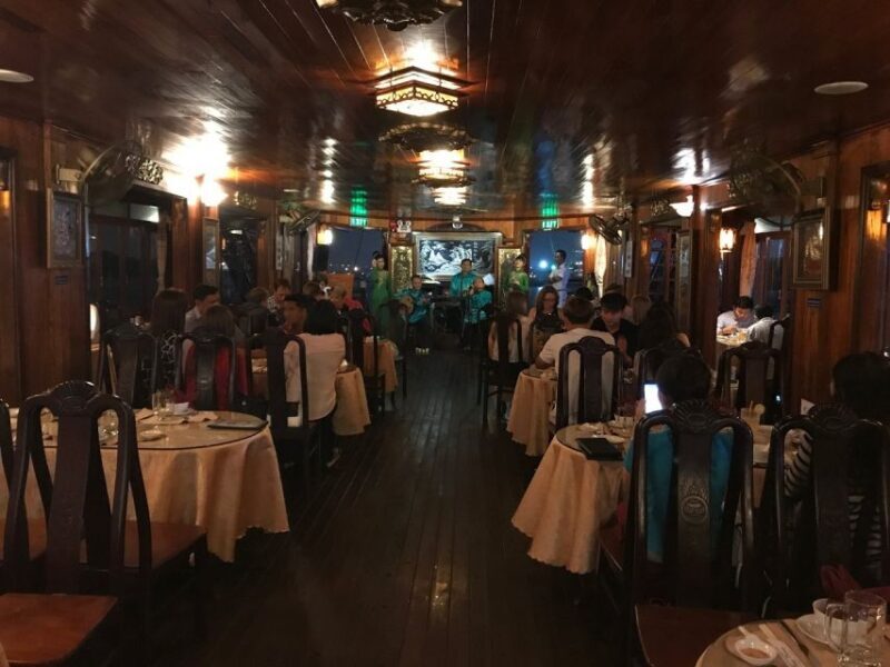Deluxe Dining Cruise by DeluxeGroupTours - A Relaxing Evening on the Saigon River: The Deluxe Dining Cruise Experience