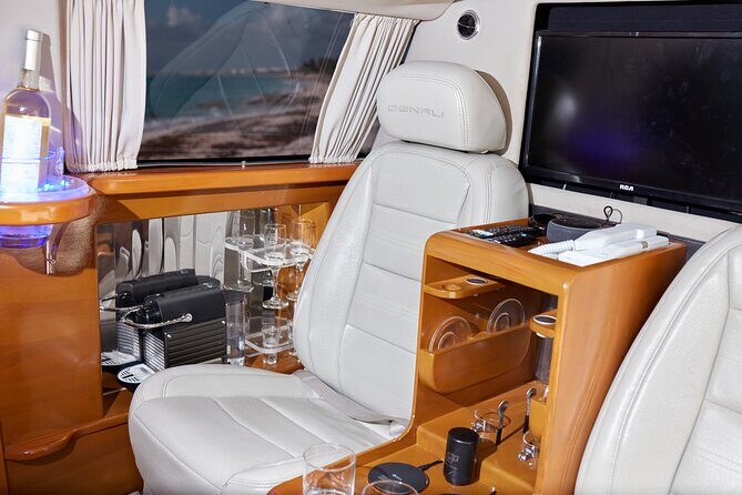 Deluxe GMC Limousine from Cancun Airport to Puerto Morelos - Who Would Love This Experience?