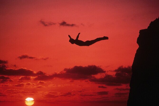 Different Versions of Sunset in "La Quebrada" High Cliff Divers - Key Points