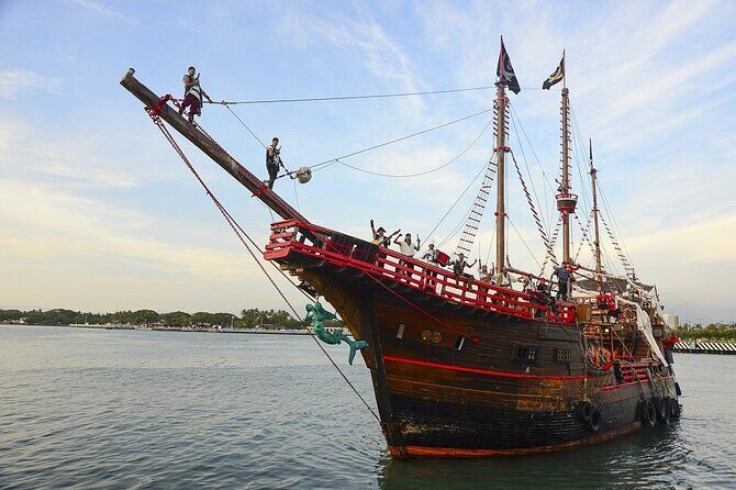 Dinner with pirates! Night Show and Dinner - Why This Tour Is Worth Considering