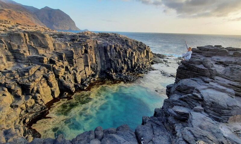 Discover the Black Sand Beach+the Natural Pool - Key Points