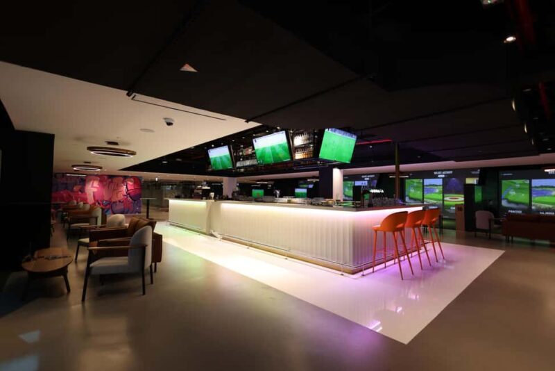 Dubai: Golf Simulator Play & Dine Experience - The Experience and Atmosphere