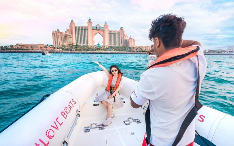 Dubai: Sightseeing Speedboat Tour with Live Tour Guide - The Guide and Crew: Making the Difference