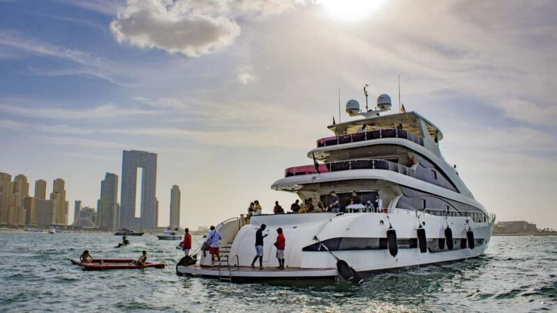 Dubai: Superyacht Experience with Live Music & Drinks - Key Points