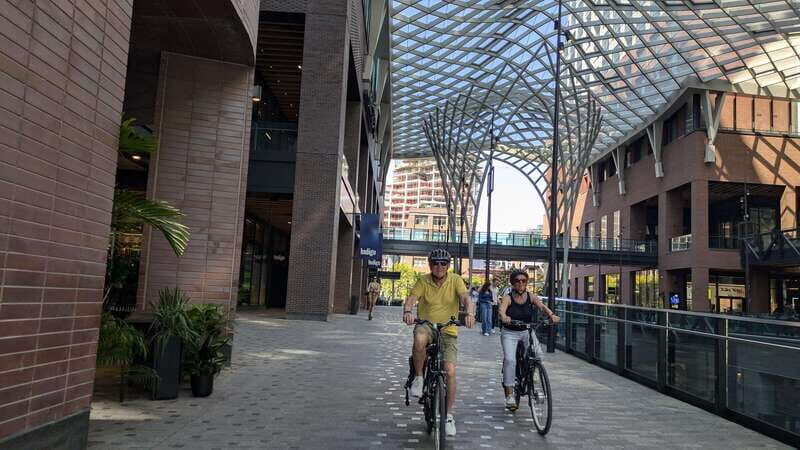 E-bike through Toronto's Dynamic Neighbourhoods - Exploring Toronto on E-bikes: A Unique Perspective