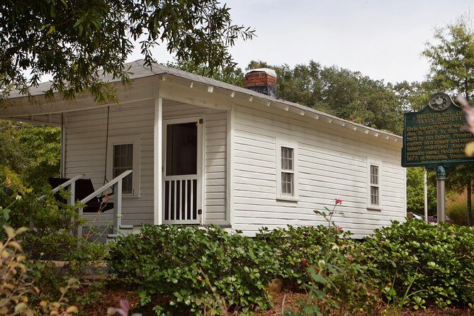 Elvis Presley's Childhood Home Sightseeing Daytrip from Memphis - A Detailed Look at the Experience