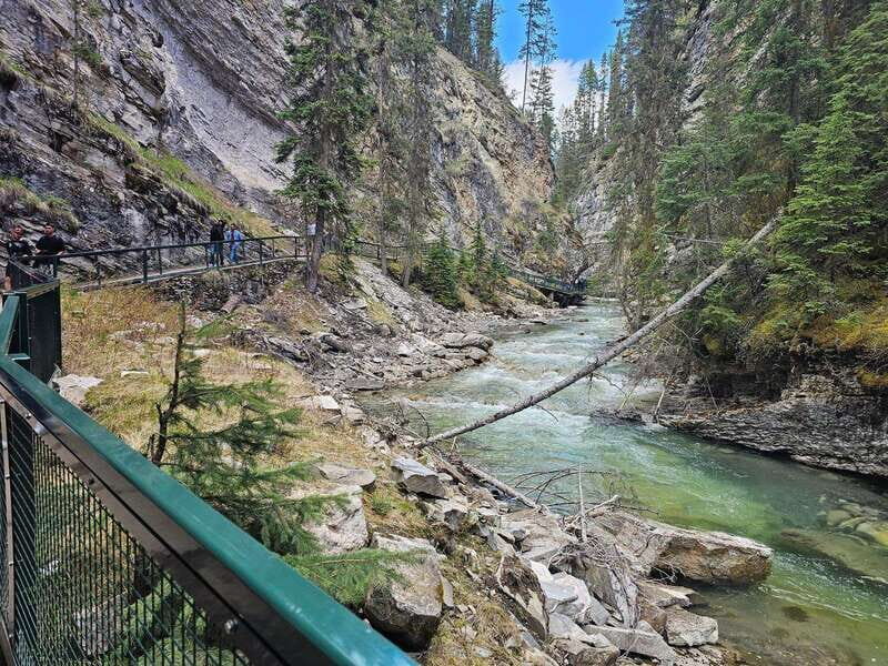 Emerald Lake, Lake Louise, Johnston Canyon & Banff Tour SUV - FAQ