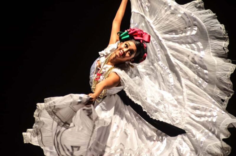 Enjoy the Folkloric Ballet at the Palacio de Bellas Artes - The Experience in Detail