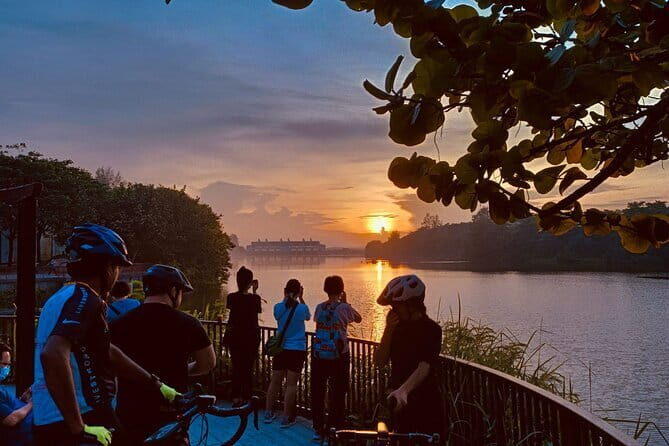 Explore a Rainforest teeming with Wildlife at Night! - FAQs