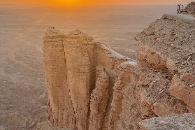 Explore Edge of The World in a Private Trip with Saudi Dinner - Key Points