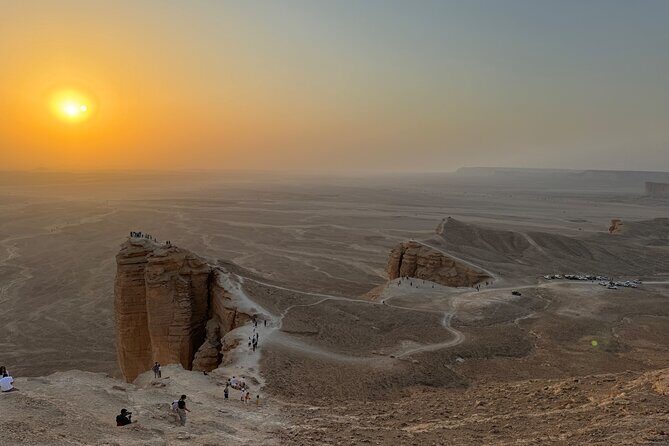 Explore Edge of The World in a Private Trip with Saudi Dinner - What’s Included and What’s Not