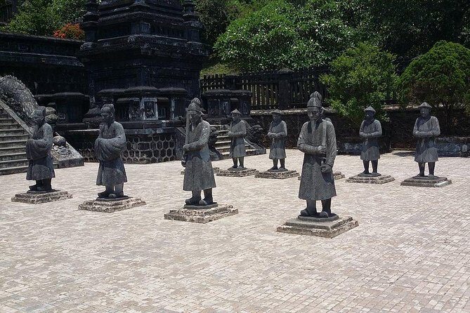 Explore Hues 3 Royal Tombs & Iconic Pagoda with an (ES) driver. - FAQ