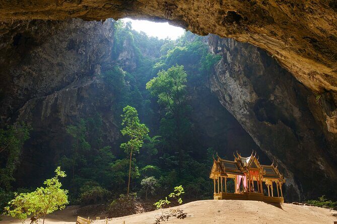 Explore the majestic cave of Sam Roi Yod - Key Points