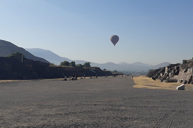 Flight in Globe, visit archaeological area, breakfast and transport - Key Points