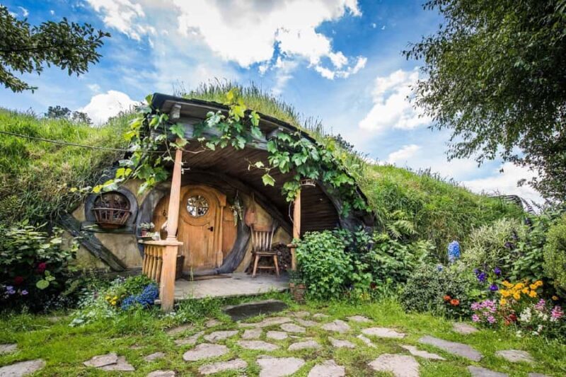 From Auckland: Hobbiton & Waitomo Caves Day Trip with Lunch - Key Points