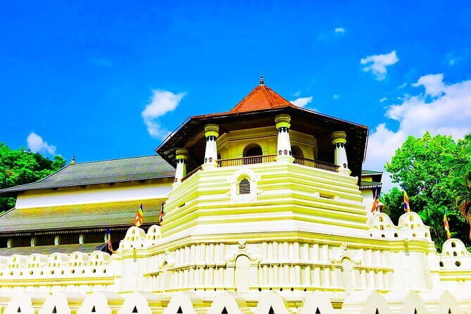 From Colombo: Overnight Tour to Kandy and Transfer to Sigiriya - FAQ