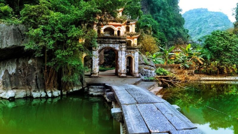 From Hanoi: Hoa Lu, Hang Mua Hike, Tam Coc Boat, and Lunch - Lunch and a Relaxing Cruise in Tam Coc