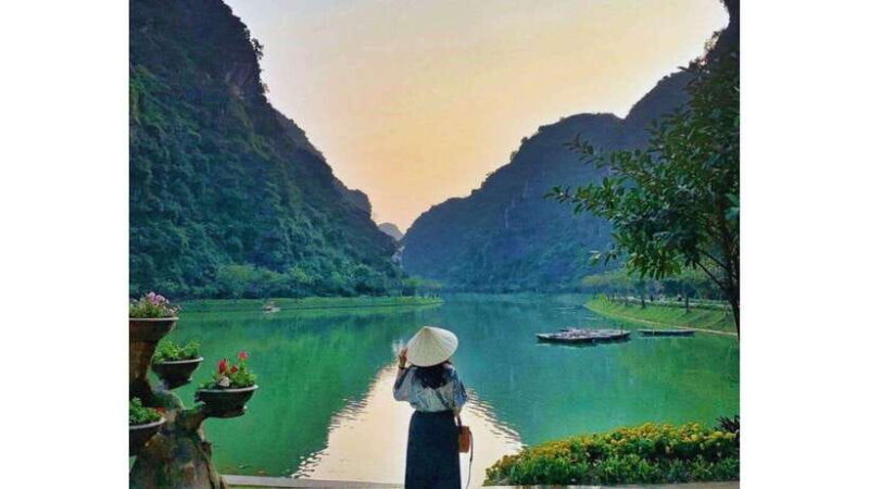 From Hanoi: Trang An, Hoa Lu, and Mua Caves Small-Group Tour - Cruising Trang An’s Scenic Caves