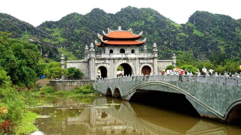 From Hanoi: Trang An, Hoa Lu, and Mua Caves Small-Group Tour - Lunch at a 5-Star Restaurant