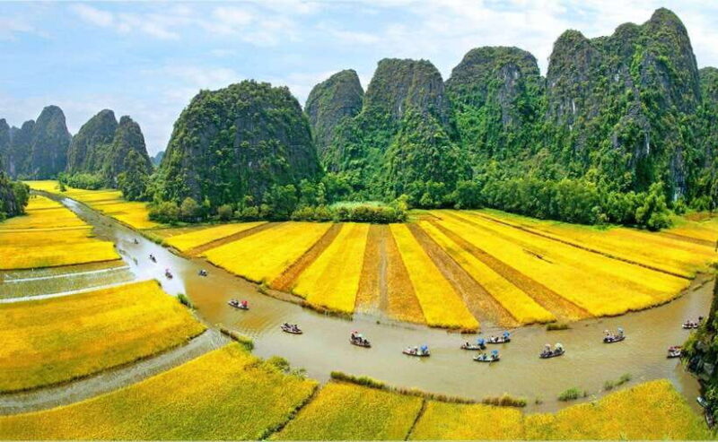 From Hanoi: Trang An, Hoa Lu & Mua Cave Full-Day Luxury Tour - Tucking into a Vietnamese Set Menu Lunch