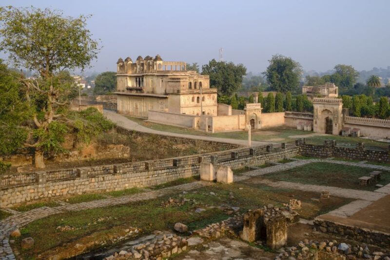 From Khajuraho: Orccha Fortress Guided Day Trip - Laxmi Narayana Temple and Phool Bagh