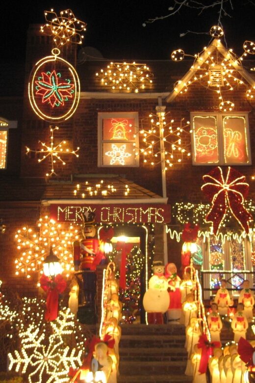 From Manhattan: 4-Hour Brooklyn Christmas Magic Tour - Dumbo and Brooklyn Bridge: A Post-Display Stroll