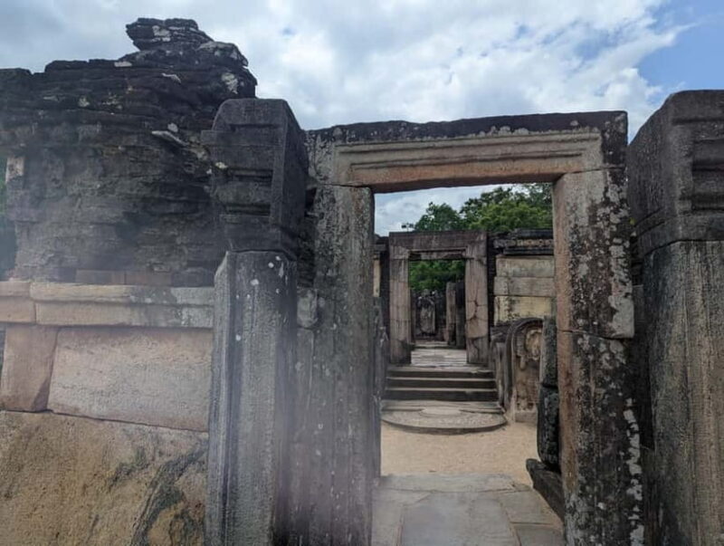 From Sigiriya:Polonnaruwa Day Tour with Farmers lunch - FAQs