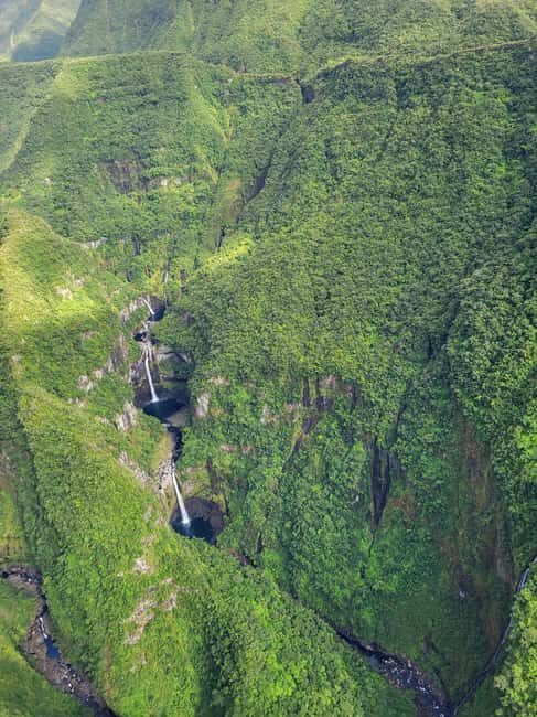 From St Pierre: helicopter flight over the whole of Reunion Island - The Value of This Experience