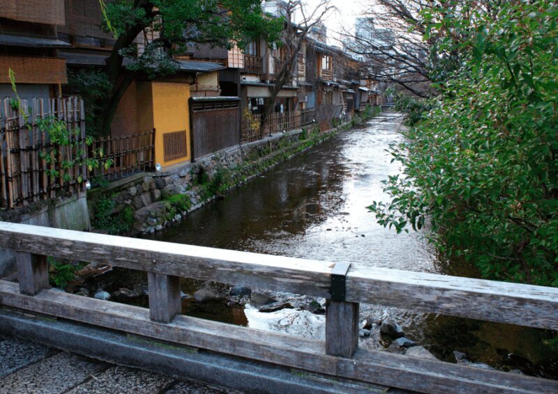 Gion Walking Tour, Geisha Show and Japanese Game in Kyoto - Key Points