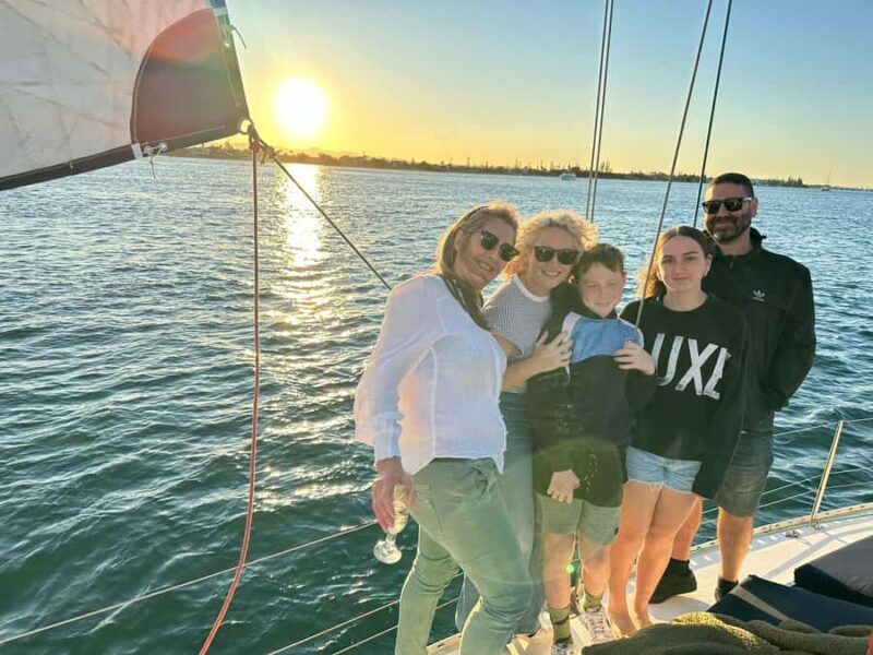 Gold Coast: Sunset Sailing Cruise incl food & drinks - Key Points