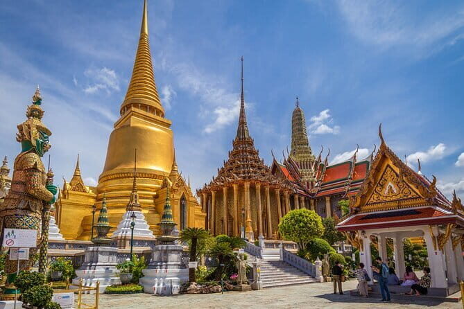 Grand Palace & Wat Phra Kaew Walking Tour with Professional Guide - Exploring the Itinerary