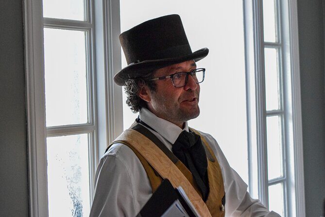 Guided Tour and Quebec Gins at the Quebec Garrison Club - Introduction