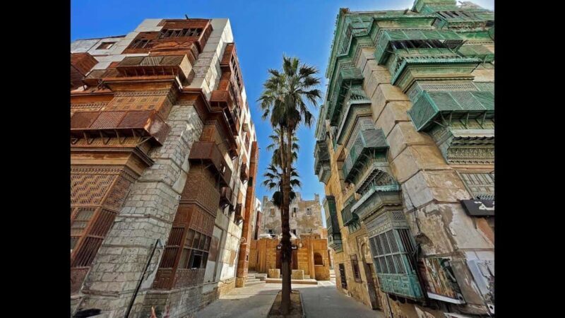 Guided Tour in Jeddah by local woman - Key Points